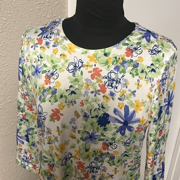 Med polyester 3/4 sleeve scoop neck floral pattern blouse NWT - Picture 2 of 6
